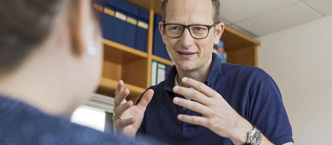 Dr. Müller im Patientengespräch Behandlung Dr. Müller / J. Hammel in Delmenhorst